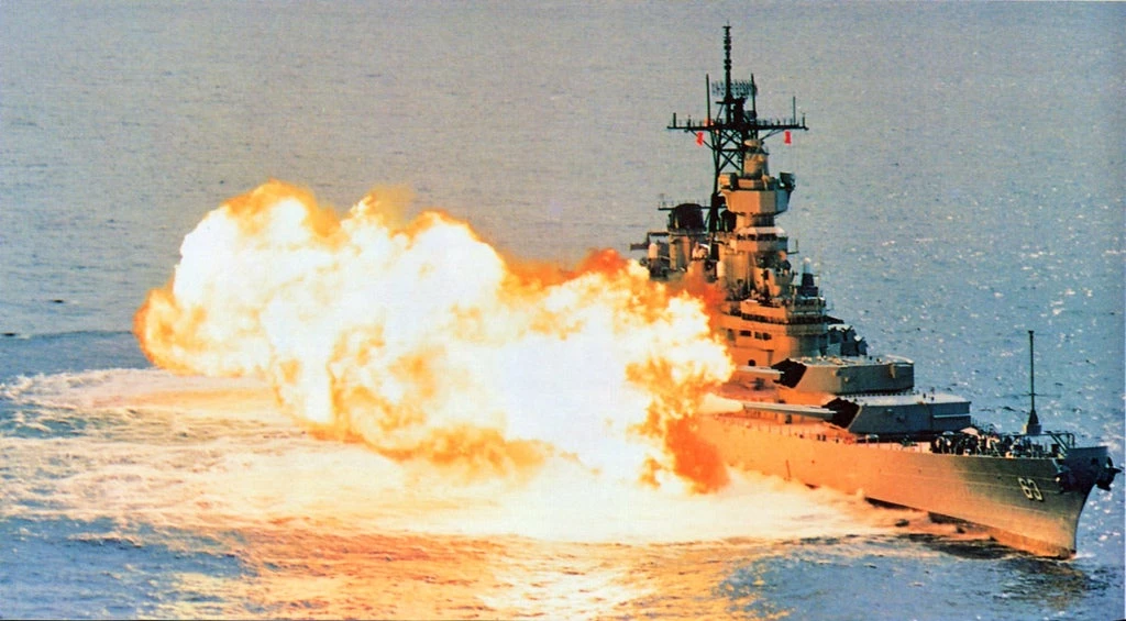 Τα θωρηκτά Iowa του Β’ ΠΠ πραγματοποιούν βολές και τρέμει η γη (Βίντεο)